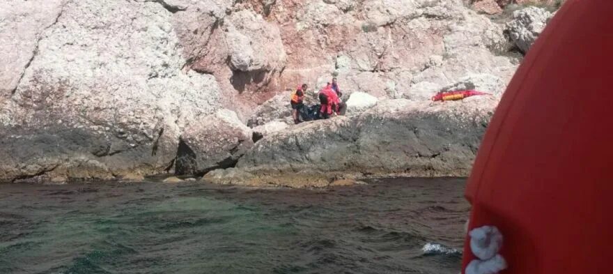 Падение камня со скалы. Пляж васили севастополь обвал. Машина падает со скалы. Падение камней со скалы. Падение камней со скалы.