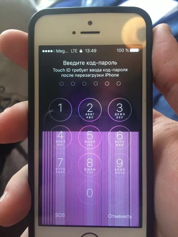 Почему экран телефона полосами. Розовая полоса на экране смартфона. Полосы на экране айфона. Фиолетовая полоска на экране айфона. Горизонтальные полоски на телефоне.