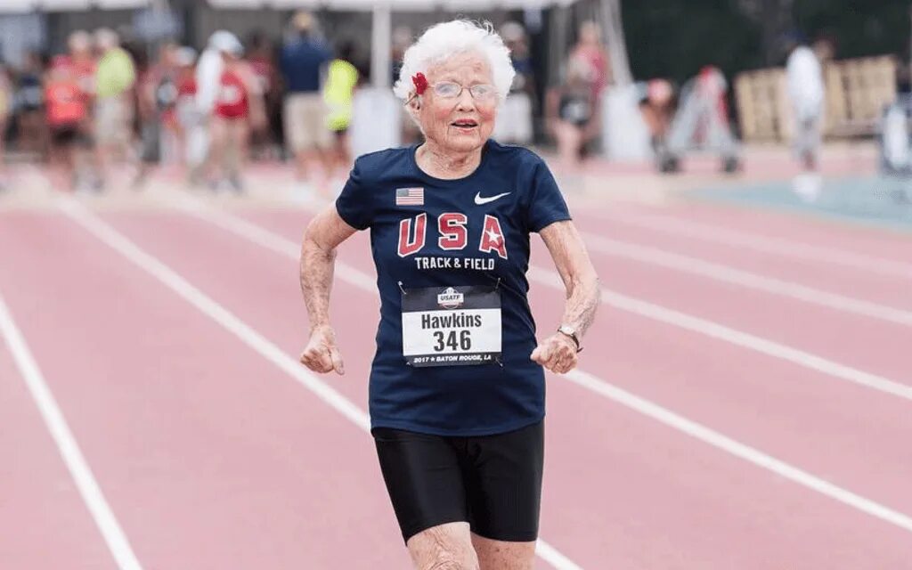 Спортивные пожилые люди. Бегущие старушки. Монахиня мадонна бадер. Пожилые спортсмены. Йоханна кваас.