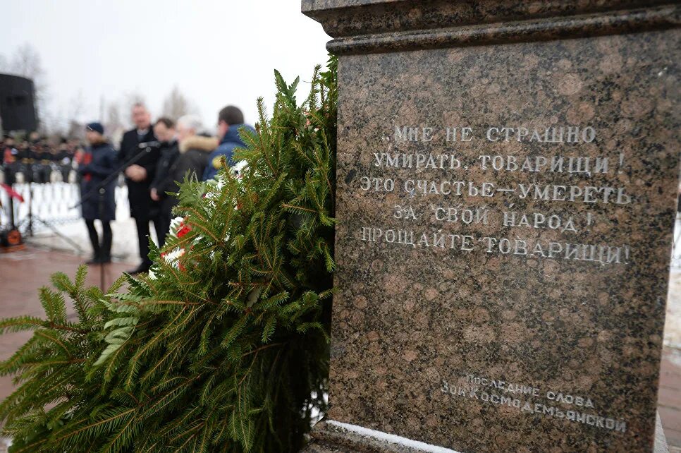 Погибнуть это ужасно. Место казни Зои Космодемьянской. Казнь Зои Космодемьянской в Петрищево. Похороны Зои Космодемьянской в Петрищево.