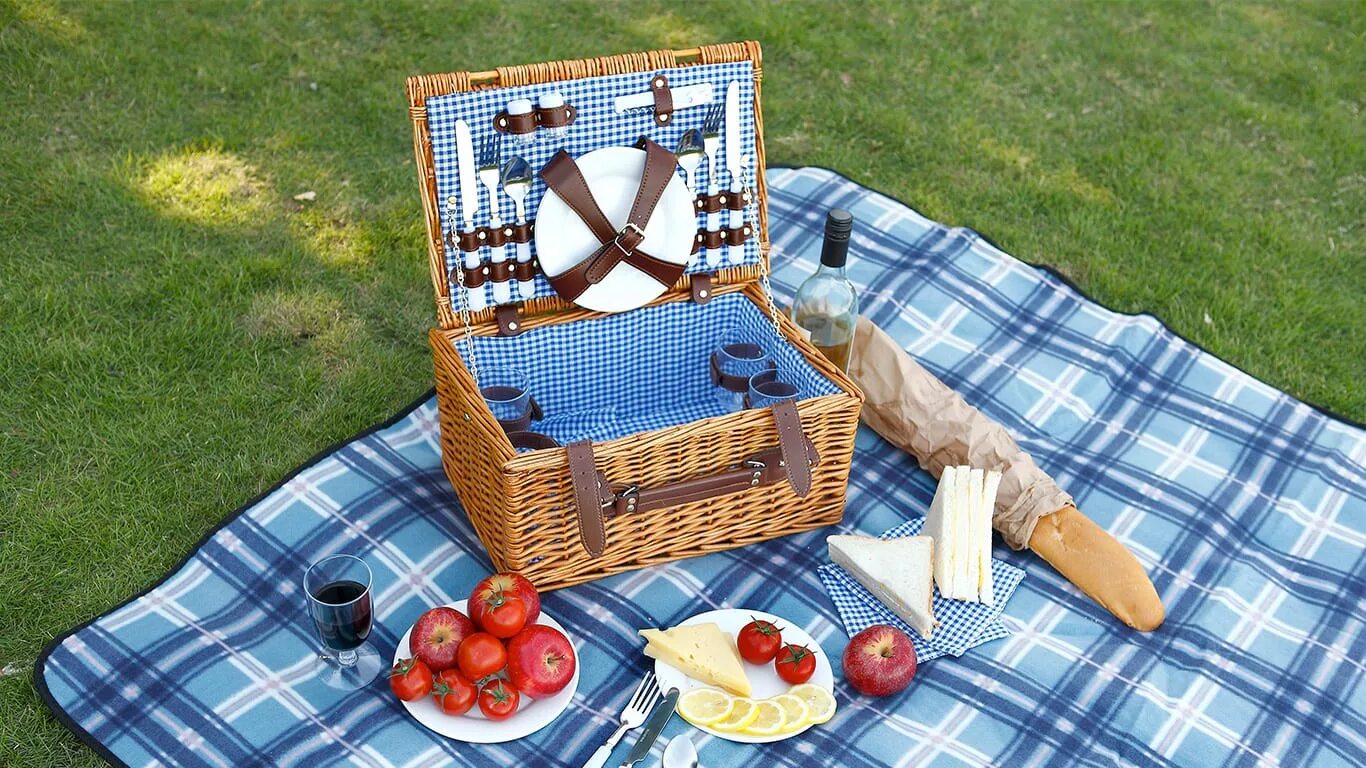 Авито пикнике. Корзинка для пикника на природе. Корзина для пикника. Корзина для пикника с едой. Пикник на природе.