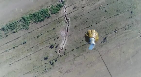 Дроны которые сбрасывают гранаты. Квадрокоптер с гранатой. Квадрокоптер со взрывчаткой. Дрон скидывает гранату. Бпла с гранатой.