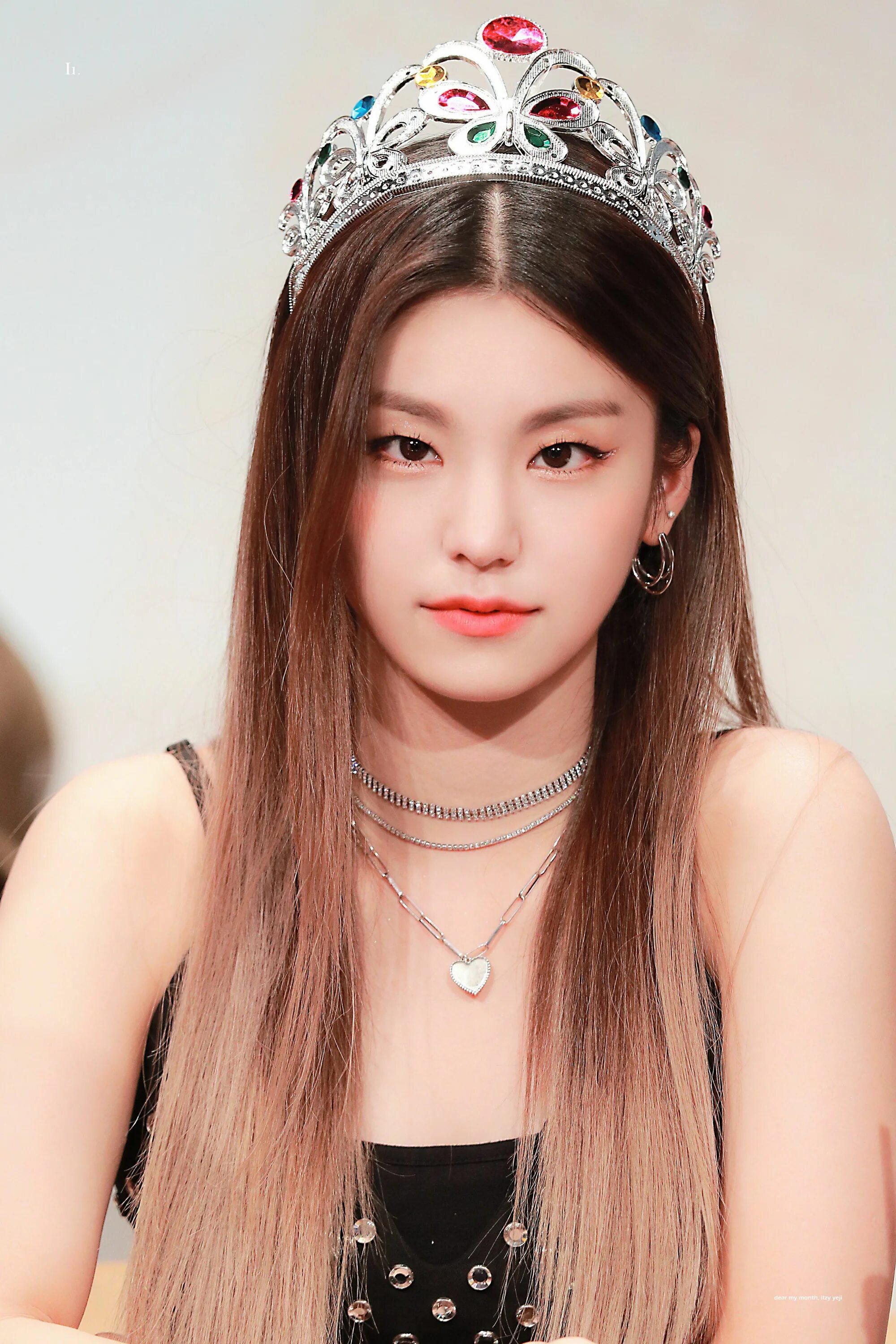 Хван йеджи hwang yeji. Itzy yeji crown. Хван йеджи. Йоджи itzy эстетика. Йоджи itzy.