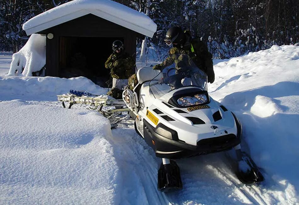 Snowmobile ru снегоходный. BRP v800 Yeti. BRP Lynx Yeti Pro Army v-800. Снегоход БРП Армеец 800. Снегоход BRP 800.