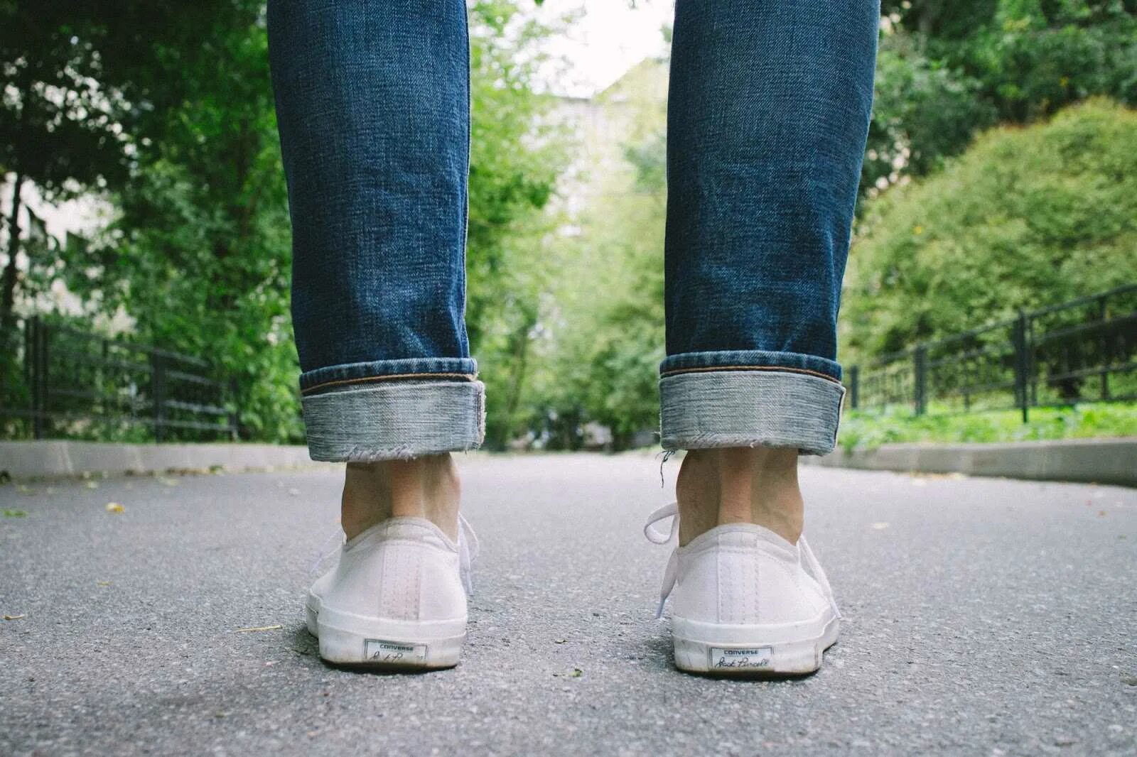 Подвернутые джинсы мужские. Подворот джинс. Подвернутые джинсы. Подворот джинс. Подвернутые джинсы с ботинками.