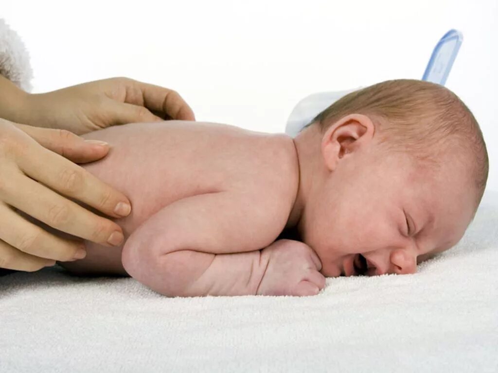 Пук новорожденных. Что такое колики у новорожденных. Новорожденным при коликах. Колилики в животе у новоро.