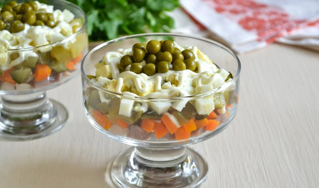 Салат порционный в креманках. Салат в креманке. Салат нежность в креманках. Салат порционный в креманках. Салат в креманках с курицей.