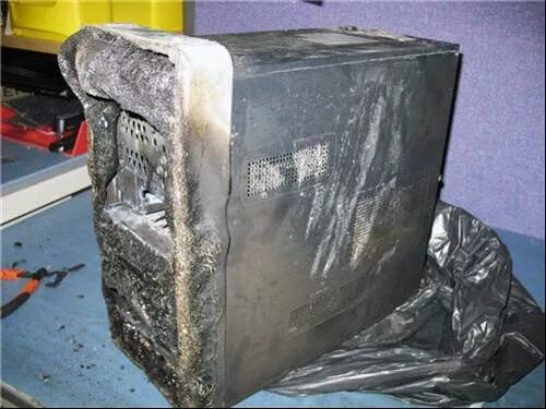 сгоревший системник. взорванный пк. горящий компьютер. сгоревший компьютер. разбитый комп.