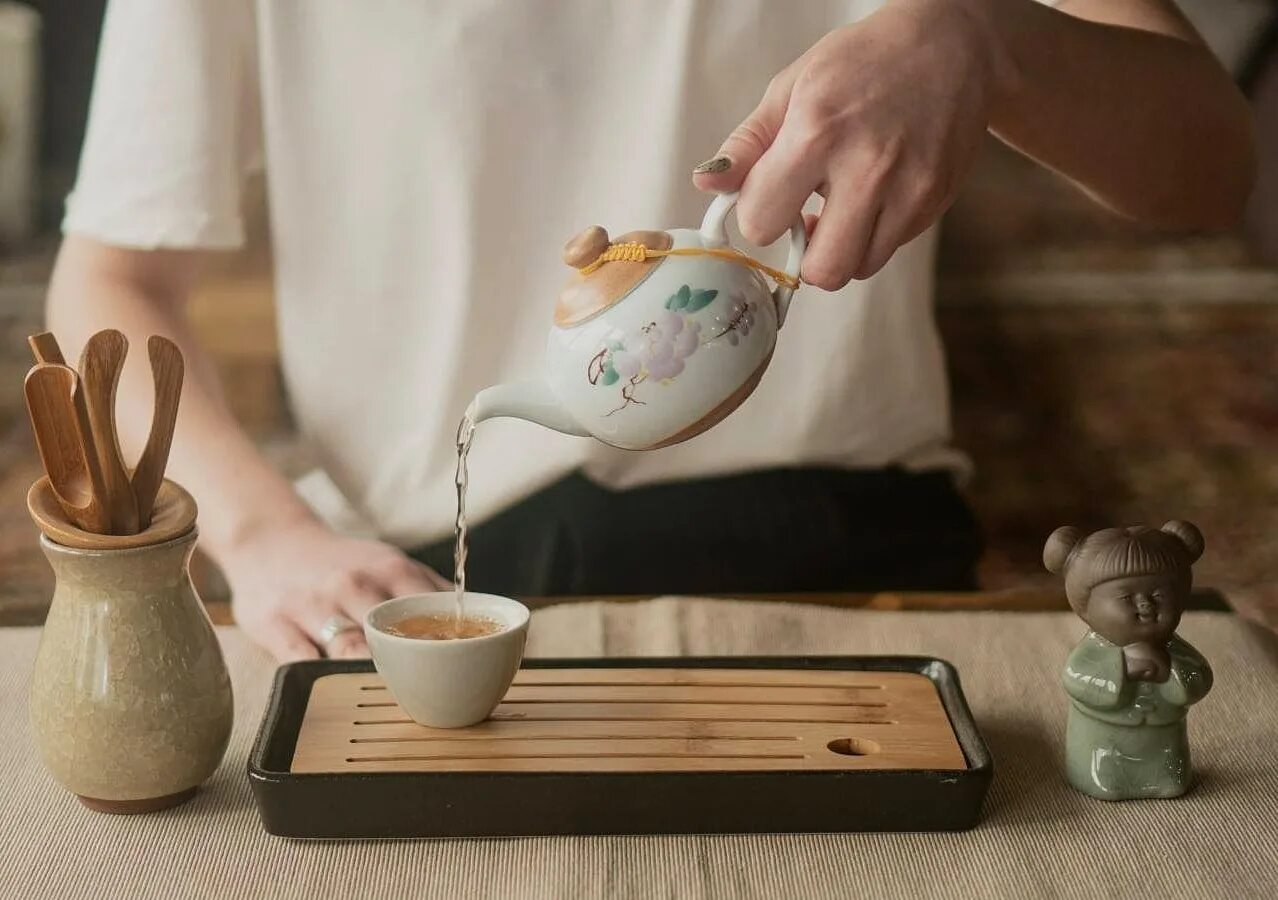 Чаепитие в кафе. Чай в чайнике. Заваренный чайник немного. Заварка чая. Стеклянный заварочный чайник с рябинкой.