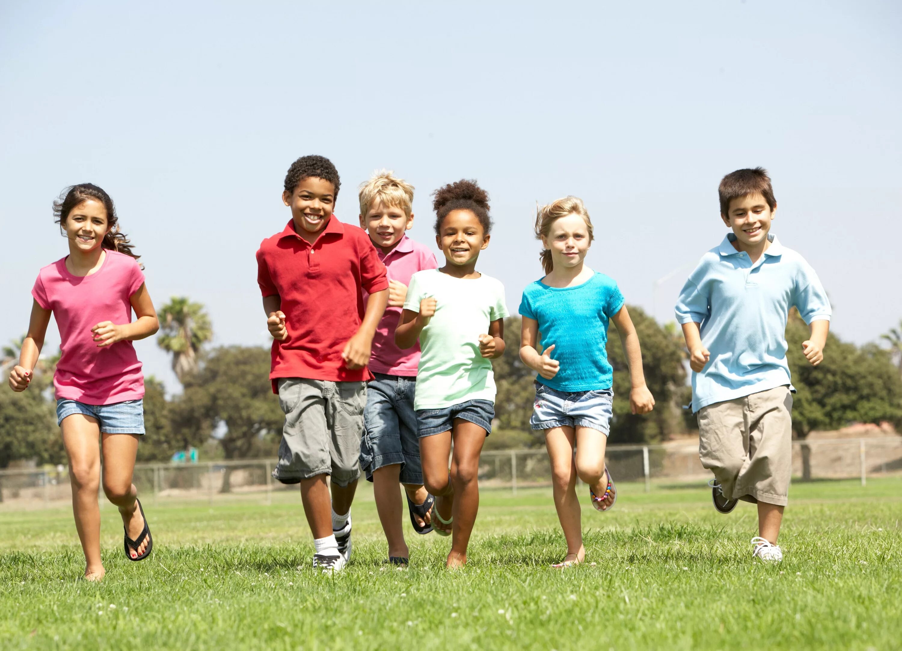 Многообразие игра. Дети бегут. Счастливый ребенок. Дети бегают. Дети разных возрастов.