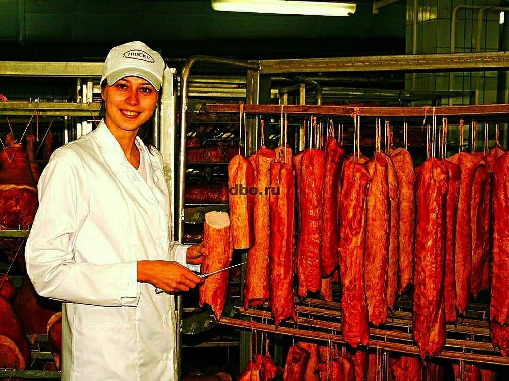 Вакансия колбасный цех. Завод микоян колбасный цех. мясоперерабатывающий цех. работник мясокомбината.