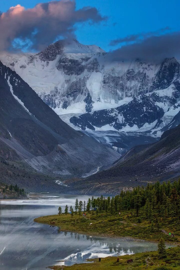 Самая высокая вершина сибири гора. Гора Белуха. Гора Белуха, горный Алтай. Аккемское озеро Алтай Белуха. Алтайские горы Белуха.