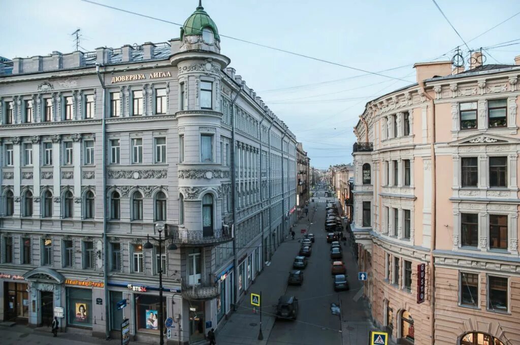 Квартира в центре питера. Квартира на невском. Квартирка на невском. Квартира на невском. Петербург квартиры на невском.