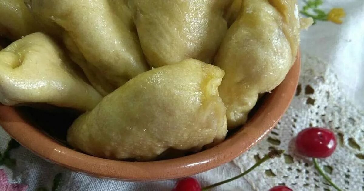 Вареники рецепт теста пышных. Вареники с вишней. вареники с вишней на пару. вареники по деревенски на пару. паровые вареники на кефире с вишней.