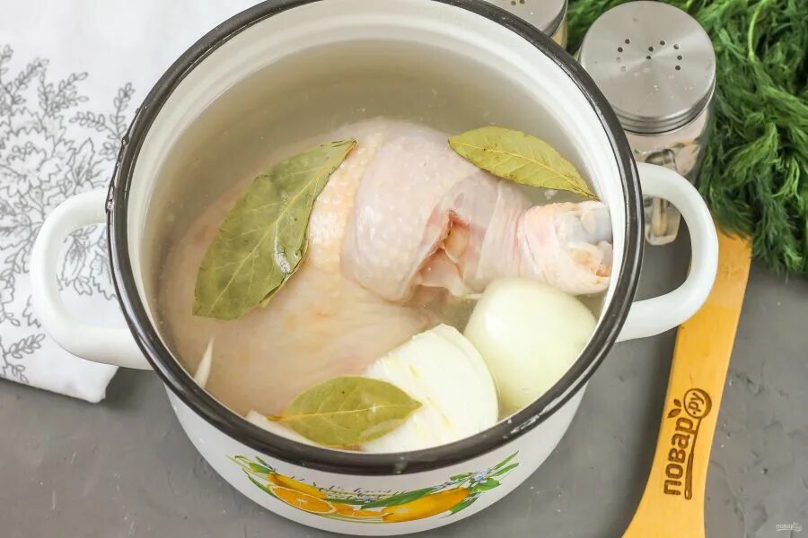 Как варить бульон из куриных грудок. Куриный бульон из окорочков. суп из куриных окорочков. суп из окуроков. бульон из куриных ножек.