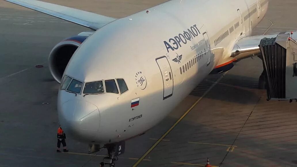 Боинг 777 Владивосток Москва. Boeing 777 Аэрофлот Владивосток. Боинг 777 Аэрофлот посадка. Боинг 777 Аэрофлот Москва Владивосток. Самолет плюс нижний