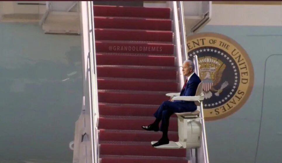 Джо байден и трамп мемы. Джо байден с женой. Джилл байден с мамой. Байден юмор. Байден и бабка уральские.