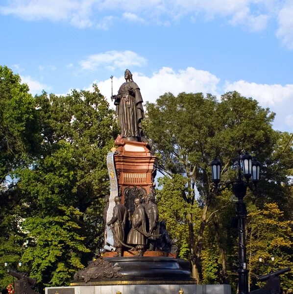 Памятники культуры краснодара. Памятник Екатерине в Краснодаре. Памятник Екатерине 2 в Краснодаре. Памятник Екатерине Великой в Краснодаре. Памятник императрице Екатерине в Краснодаре.