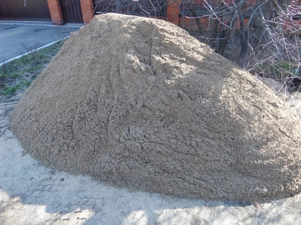 Сколько стоит куб песка с доставкой. Тонна песка. 2 Тонны песка. Куча песка 10 тонн. 5 Тонн песка.