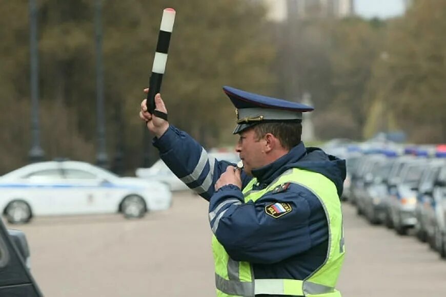 Гаишник. Сотрудник дпс. Инспектор дпс выполняет. Рейд гибдд. Профессия гаишник.