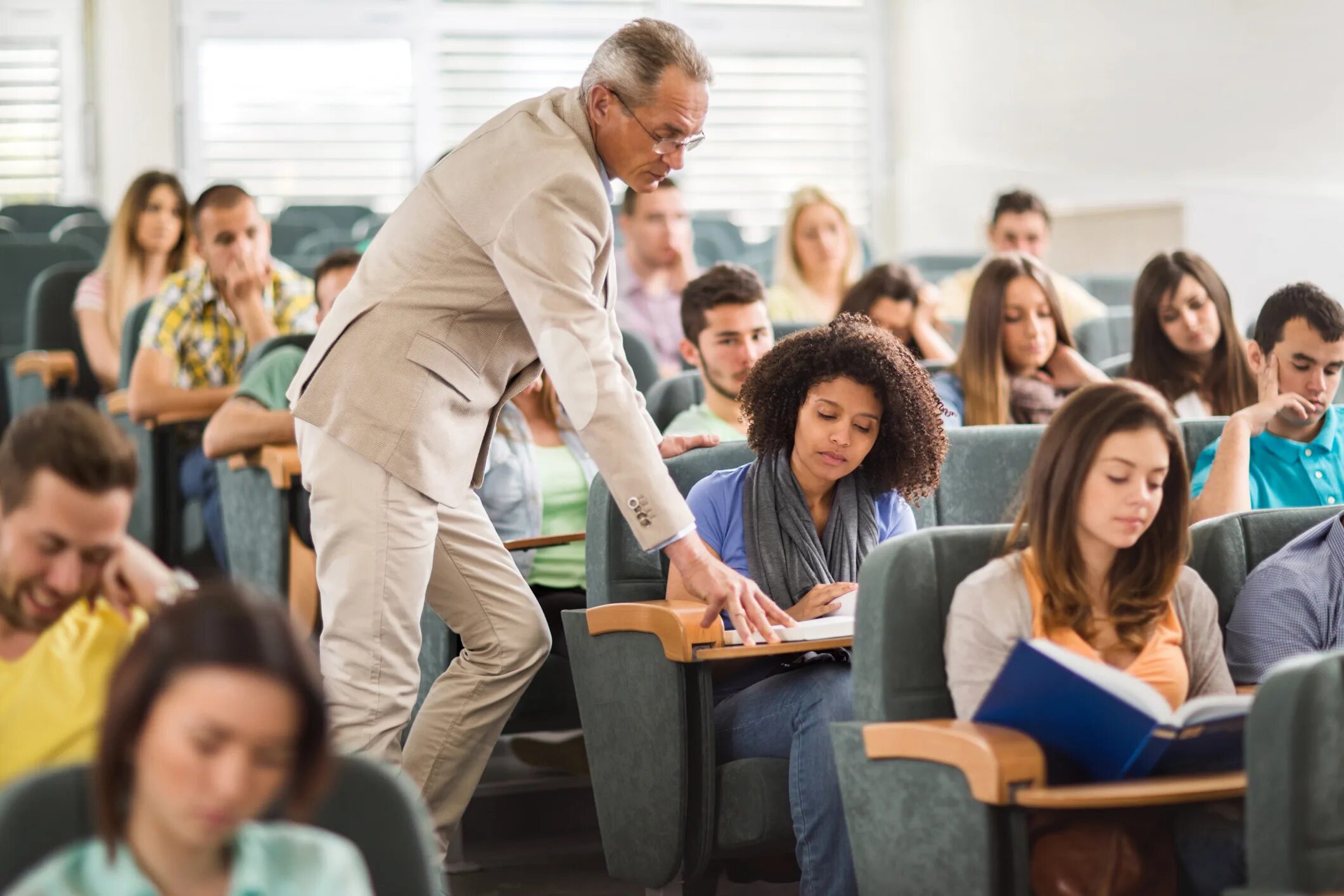 The students are the lecture. Студенты в вузе. Педагог и студент. Лекция в вузе. Преподаватель вуза.