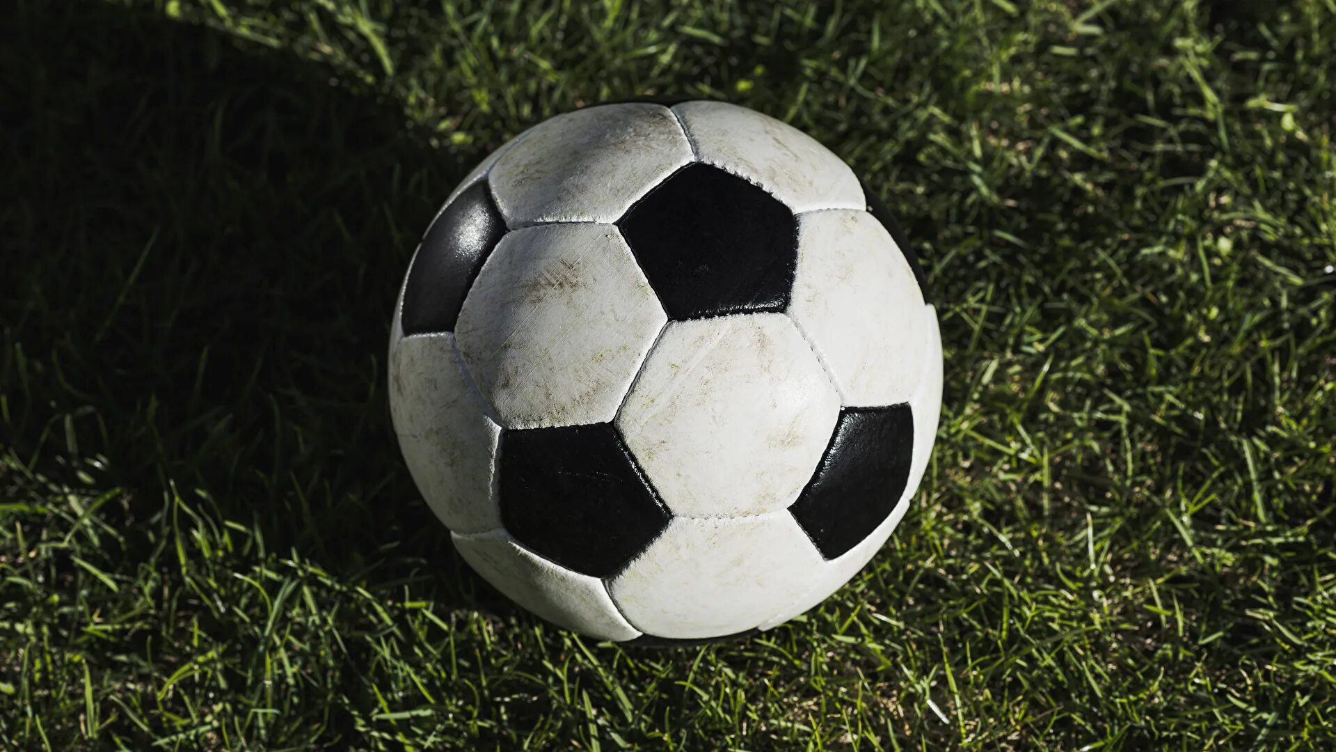 Самые красивые футбольные мячи. Футбольный мяч на поле. Футбольный мяч летит. Пазл футбольный мяч. Крутые мячики.