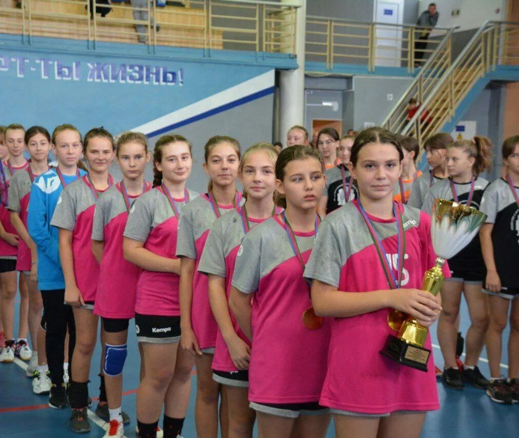 Ровесник крымск. Соревнования по гандболу. гандбол крымск ровесник. голубицкая гандбол среди девочек.