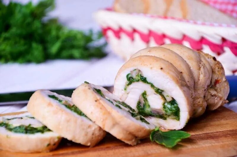 Куриные рулетики с сыром и зеленью. Куриный рулет со шпинатом. куриный рулет со шпинатом и сыром. куриные рулетики со шпинатом. куриные рулетики со шпинатом и сыром.
