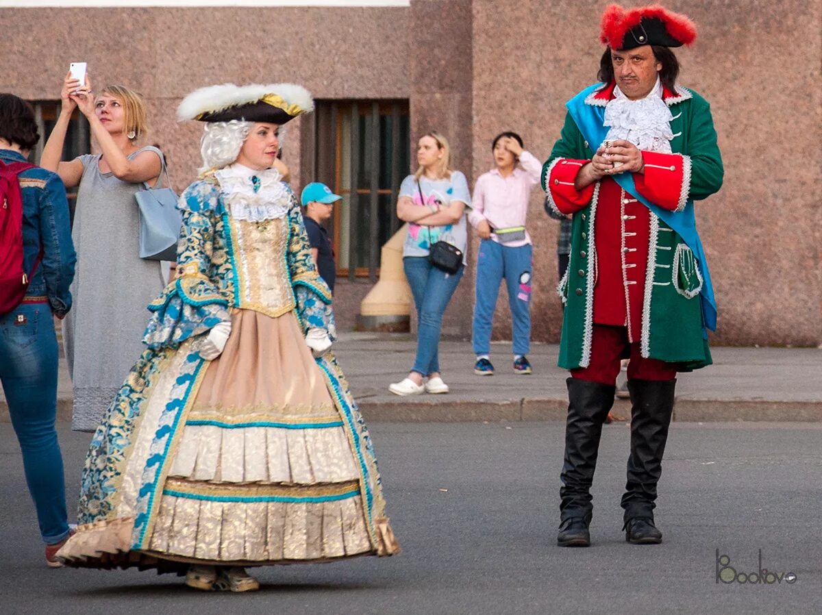 детские аниматоры. люди в костюмах в центре питера. петр 1 на дворцовой. в центре мы встретили аниматора переодетого. в центре мы встретили аниматора переодетого.