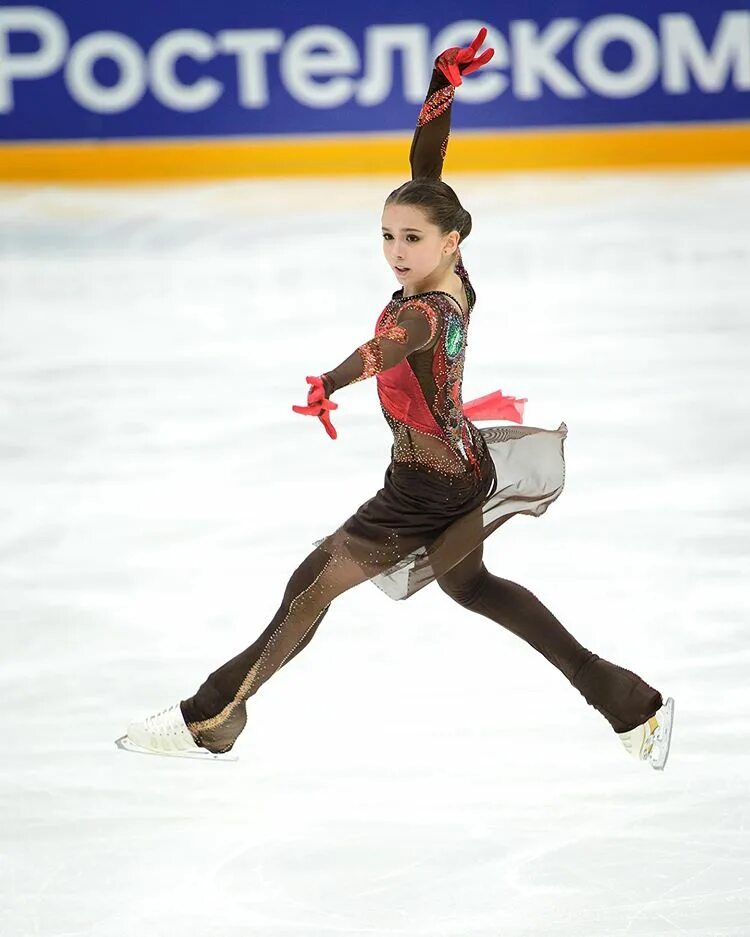 Александра трусова контилилвер. Валиева балет. Александра трусова чемпионат мира 2021. Валиева фигуристка. Наталья забияко фигуристка.