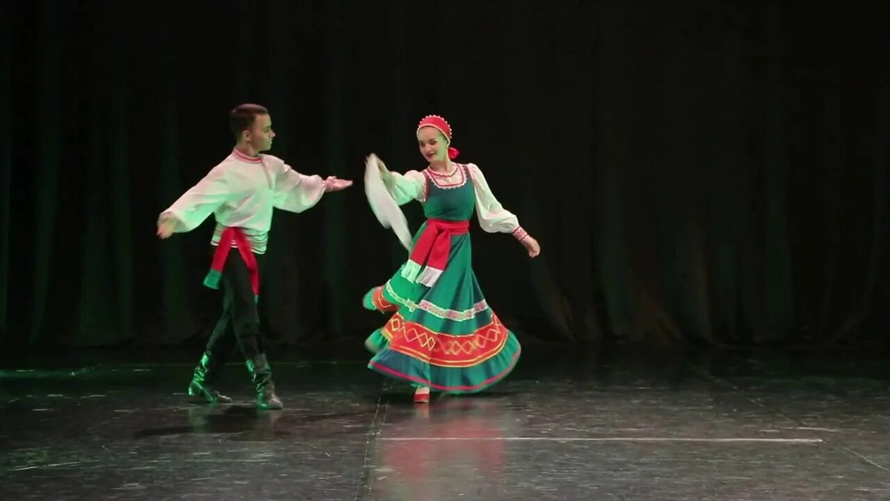 Народные костюмы для танцев. Народный танец минус. Народный танец минус. Русский танец тройка. Танцы в национальных костюмах.