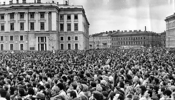 Дворцовая площадь 80 лет блокады. Митинг 20 августа 1991 дворцовая площадь. ленинград 1991 август. дворцовая площадь август 1991 г путч. августовский путч 1991 в ленинграде.