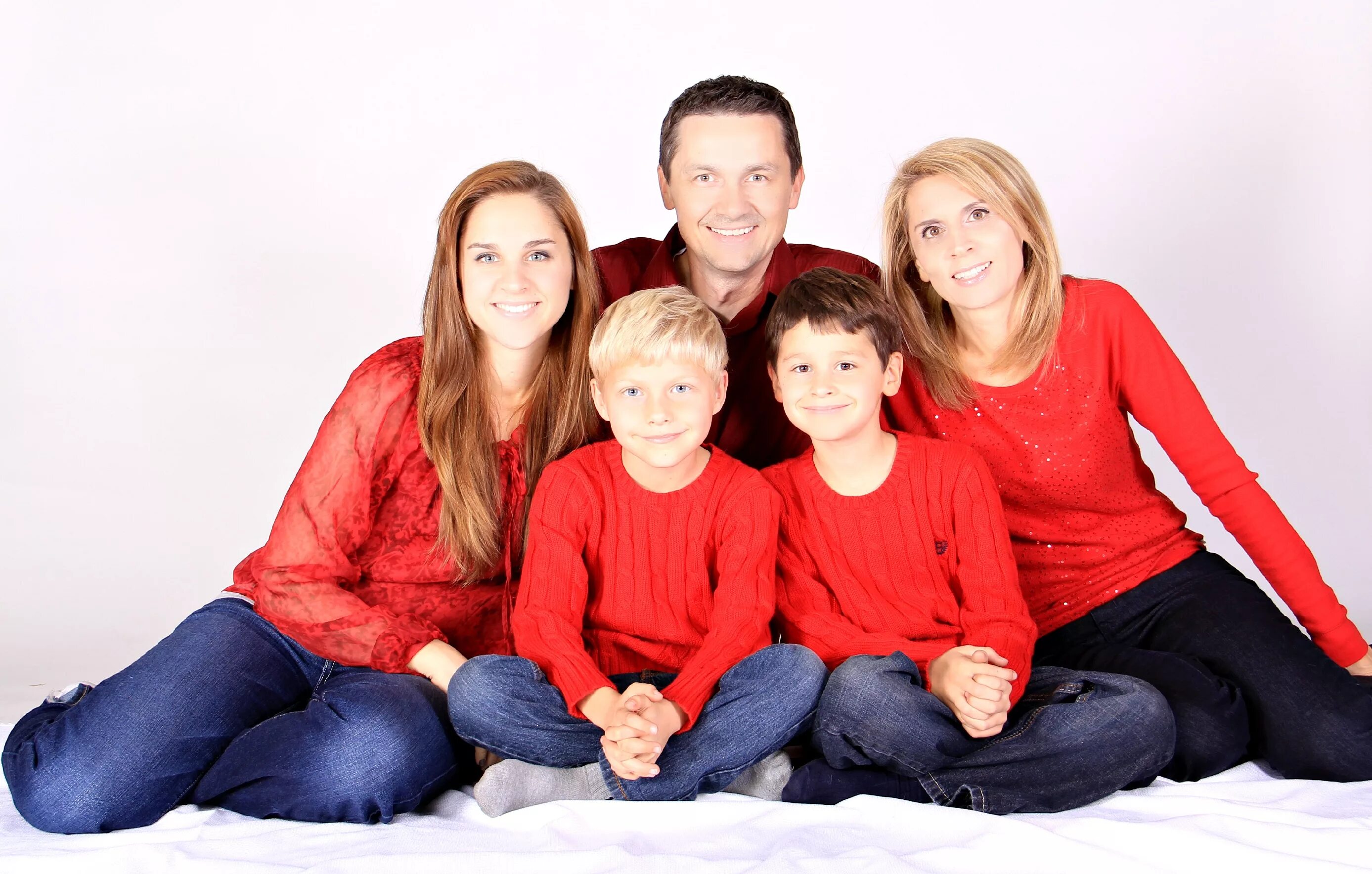 Семья михеевых состоит из пяти человек супругов. Семья из пяти человек. Семейная фотосессия. Портрет счастливой семьи. Ребенок в семье.