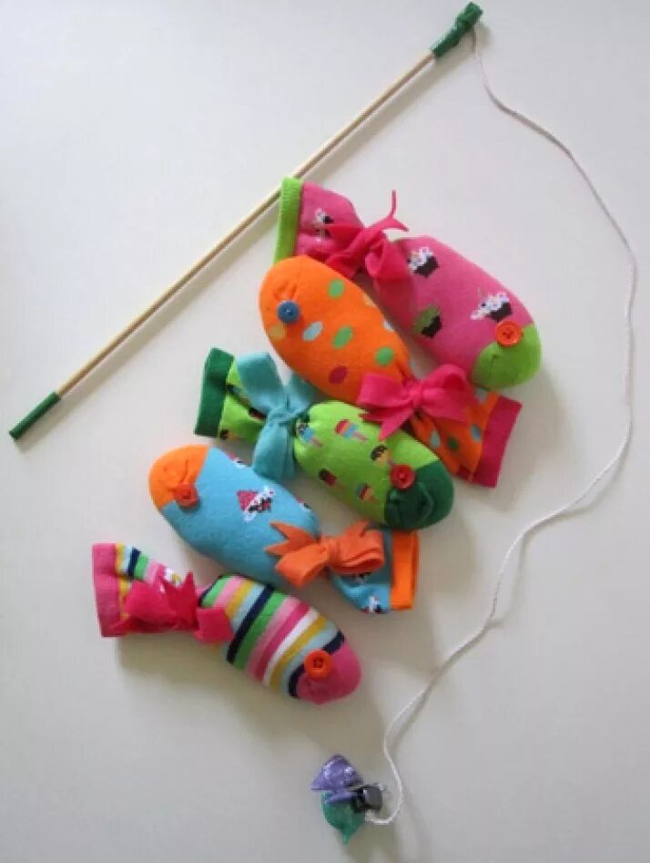 Игрушка для детей своими руками из подручных. Игрушки своими руками для малышей. рыбка из подручных материалов. игрушки для младенцев своими руками. игрушка рыбка из бросового материала.