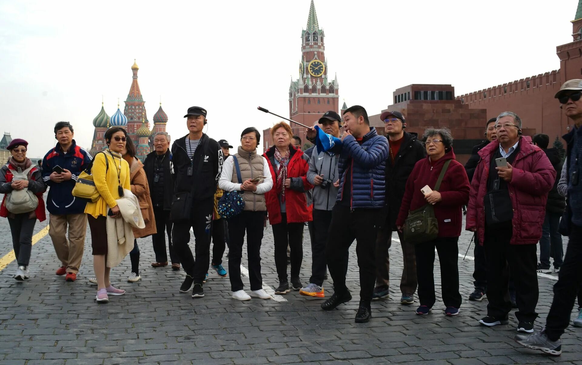 николай баландинский путешественник. иностранные туристы в москве. туристы на красной площади. туристы в москве. китайские туристы на красной площади.