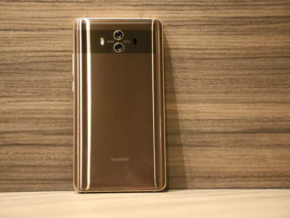 Телефон mate 10. Huawei золотой 2023. Чехол золото Huawei Mate 50 Pro. Телефон Huawei золотой.