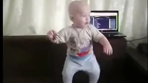 Видео ребенок танцует под музыку