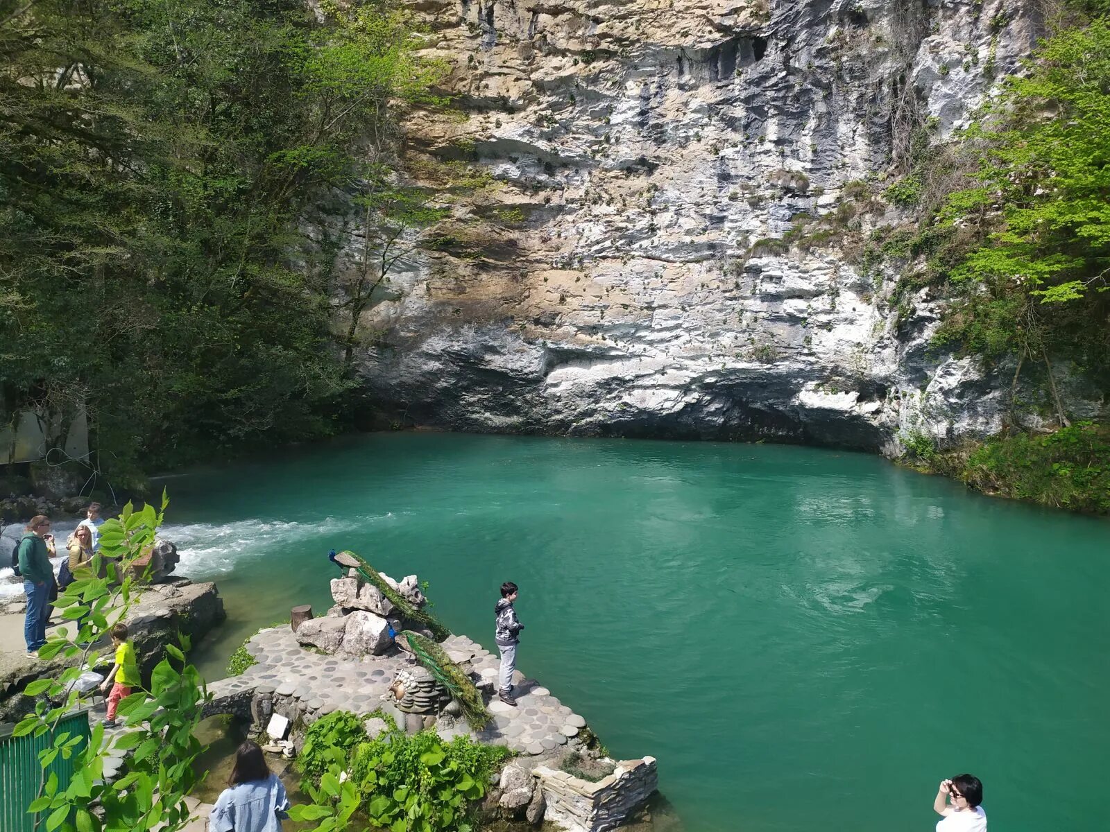 Что такое абхазия и где она находится. Гагра – голубое озеро – Юпшарский каньон - озеро Рица –. Абхазия достопримечательности озеро Рица. Озеро Рица Абхазия 2022. Курорты Абхазии Рица.