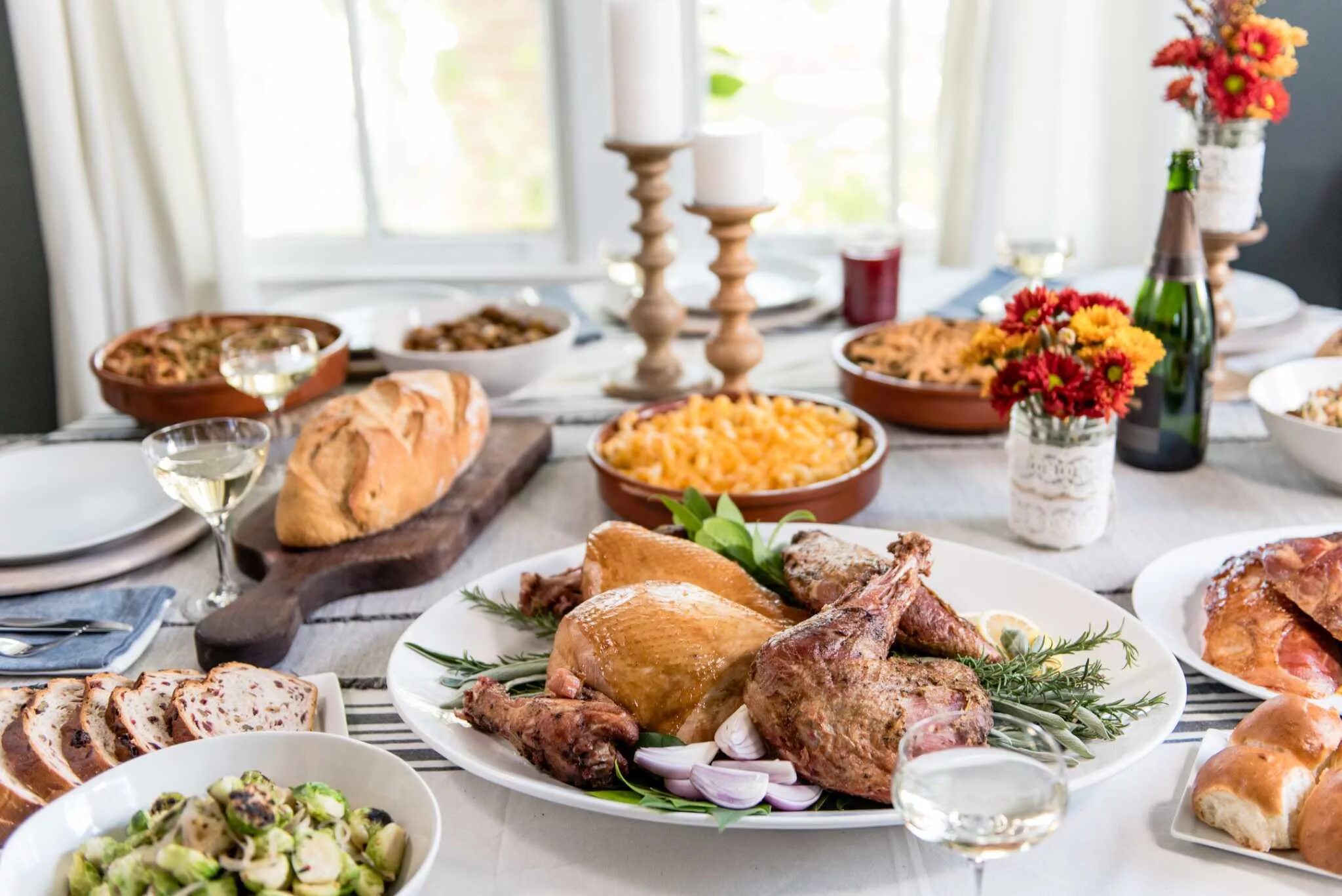 Seats for have dinner for 20 people. Фотосессия в ресторане пара. Женщина на обеденном столе. Столики в клубе отдых. Dinner party.