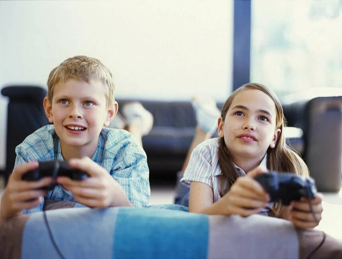 We like to play games. Компьютерные игры для детей. Дети играющие в компьютерные игры. Ребенок играющий в компьютерную игру. Дети за компьютерными играми.
