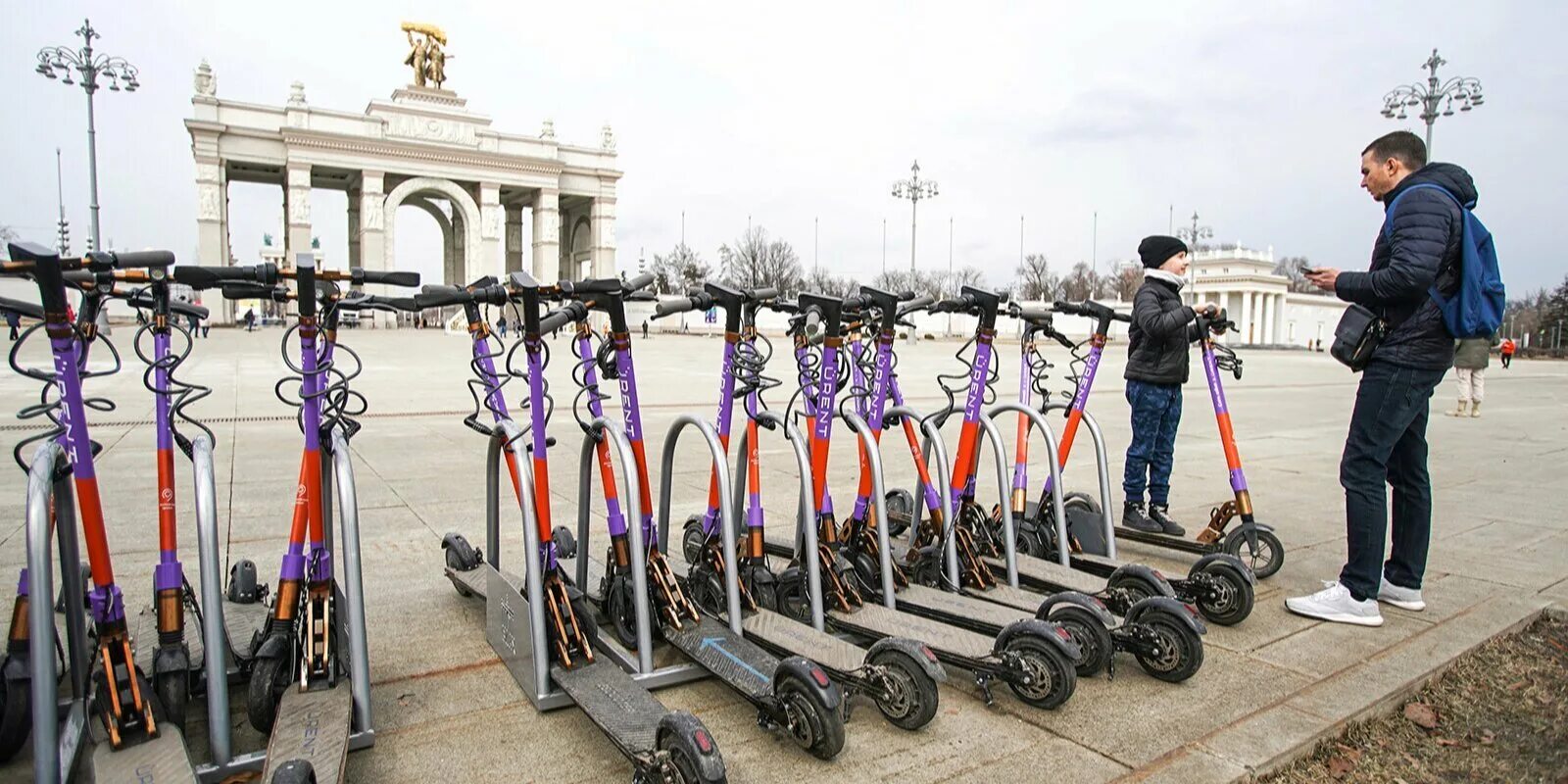 Самокат найнбот es2. Самокат в скейт парке. Катание на самокате. Где можно покататься на самокатах в москве. Парк свиблово скейт парк.