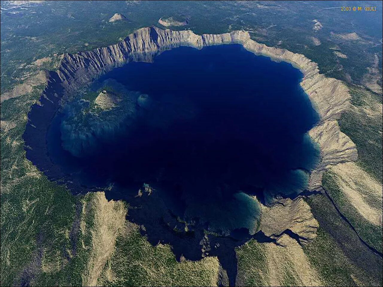 Самые большие водоемы на планете это. Кратерное озеро Крейтер. Кратерное озеро в Орегоне. Озеро Крейтер, штат Орегон, США. Озеро Крейтер – самое глубокое в США.