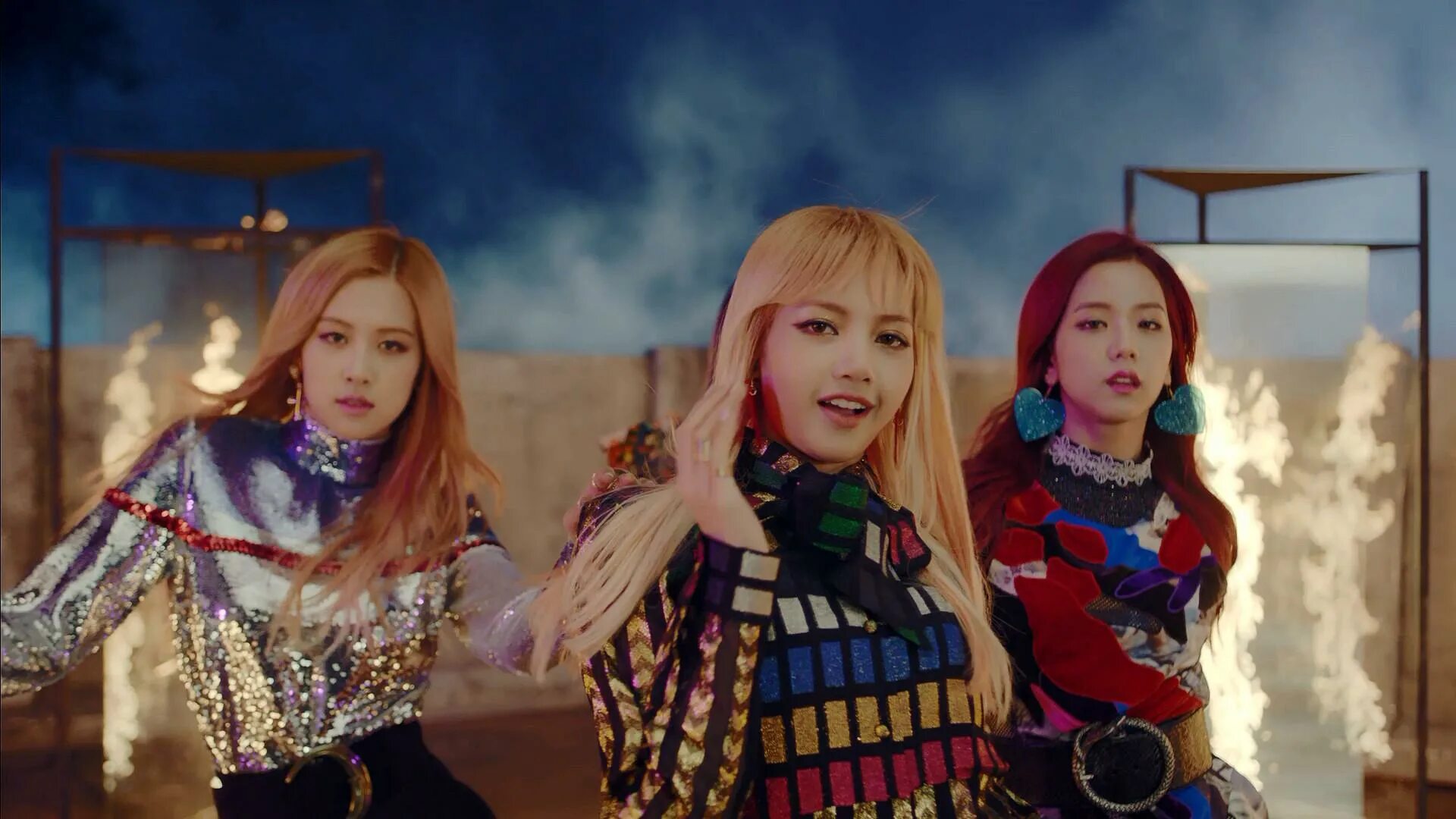 Playing with fire. Блэк пинк playing with fire. лиса блэк пинк playing with fire. black pink fire. blackpink playing with fire дженни.