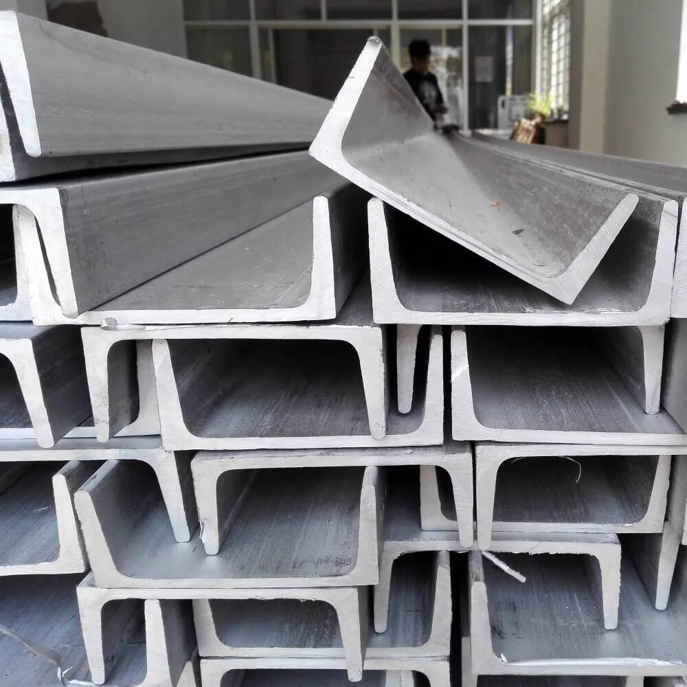 Швеллер нержавеющий. U channel steel. швеллер стальной. u образный нержавеющий профиль. металлические с образные заготовки.