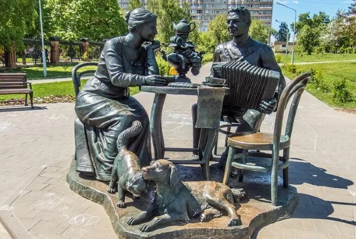 Тула памятник москвичу. Памятник чаепития в туле на пузакова. Москвич 407 гаи. Памятники тулы. Тула памятник москвичу.