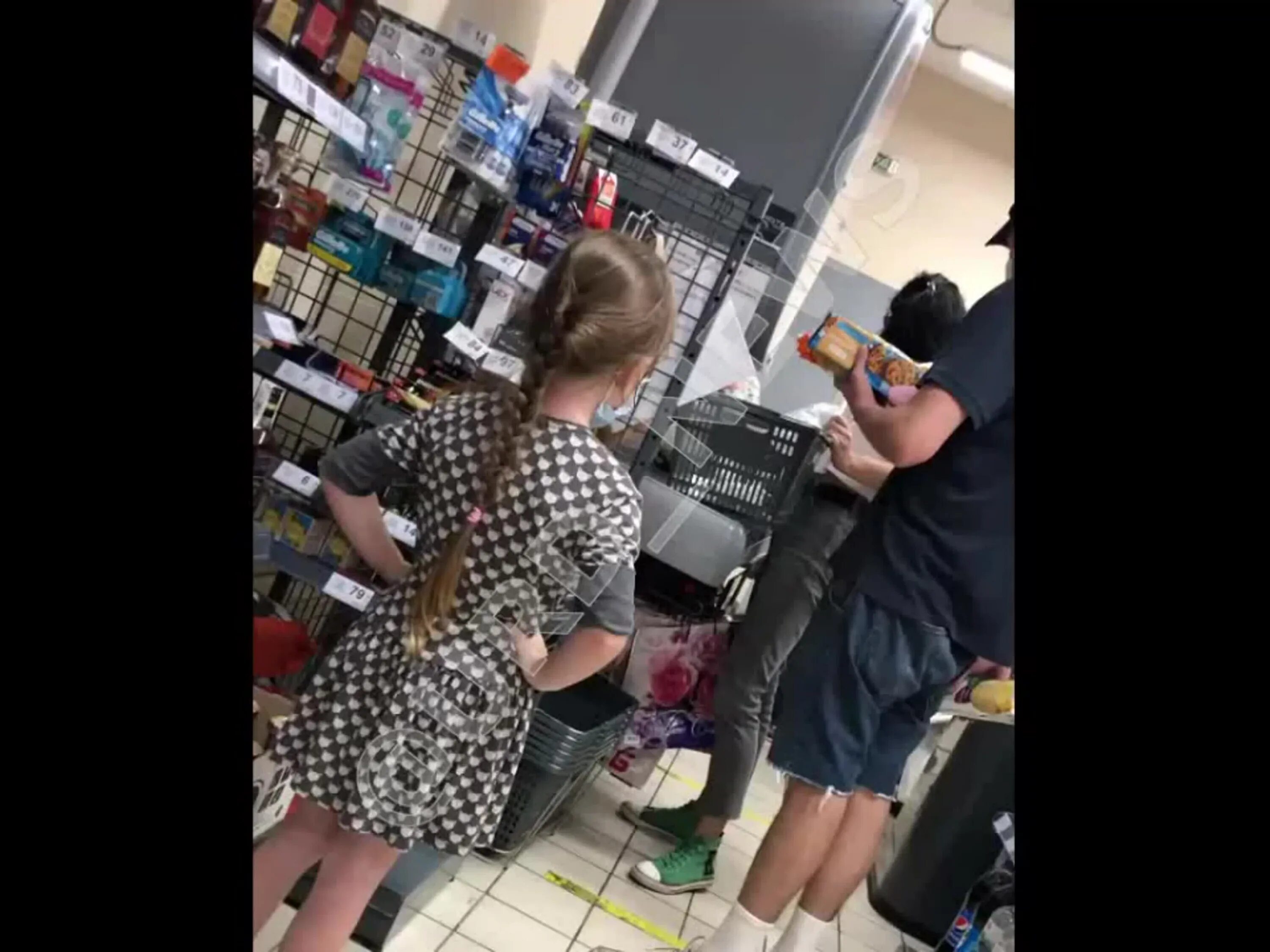 Видео матерится во время. Девочка матерится. Супермаркет ругается. Маленькая девочка ругается матом. Девушки матерятся видео.
