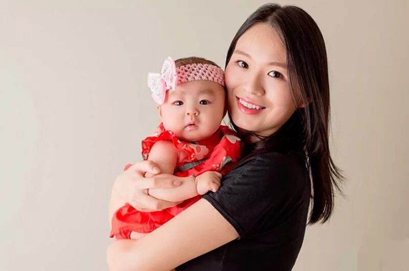 Азиаты мамки. Азиатская мама. Азиатский малыш с мамой. Младенец азиатка. Фотосессия Дочки матери азиатских.