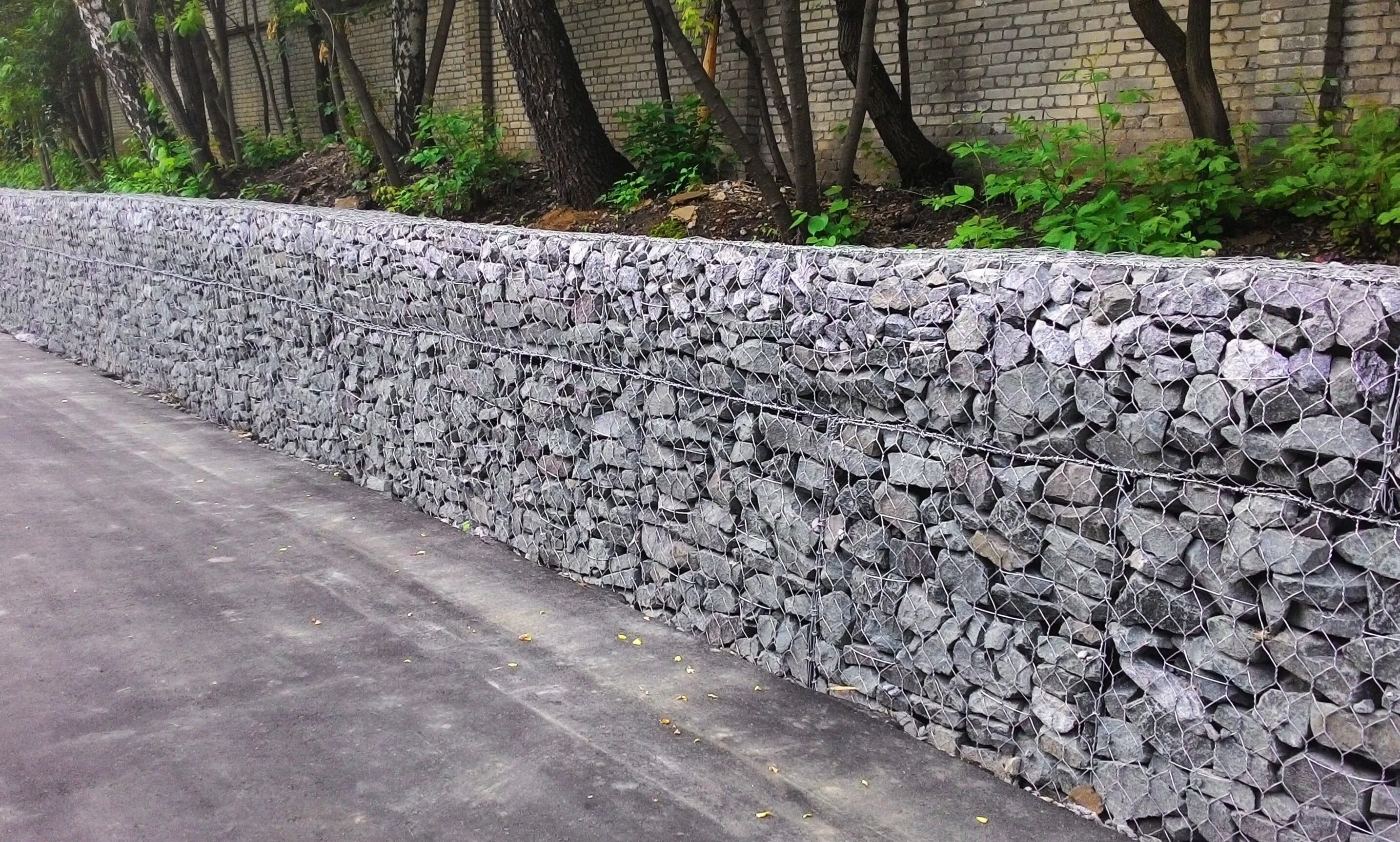 Георешетка с щебнем. Щебень у подножия склона. Габионы габор. Террасирование участка габионами. Матрац рено 3х2х0.