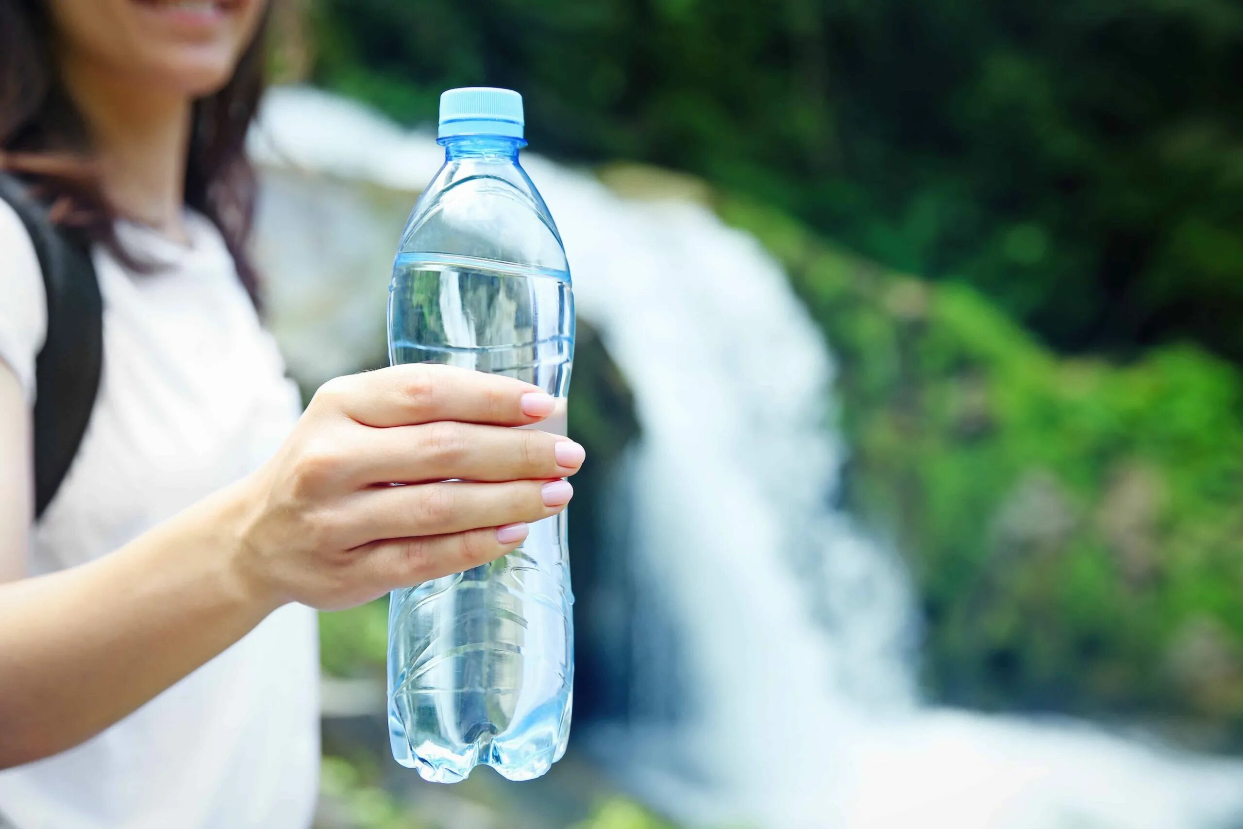 Подарив людям воду. Бутылка для воды. Бутылка воды в руке. Баклажка воды. Чистая вода.