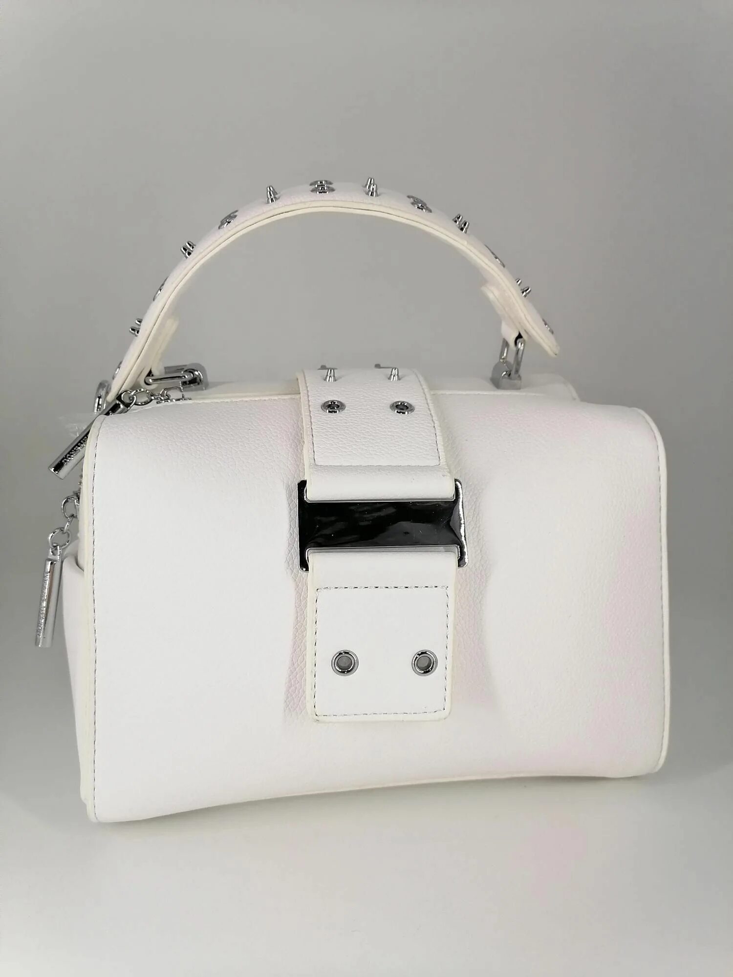 Белая сумка мешок маленькая. Celine сумка белая маленькая. Белые сумки во сне. Белые сумки во сне. Белые сумки во сне.